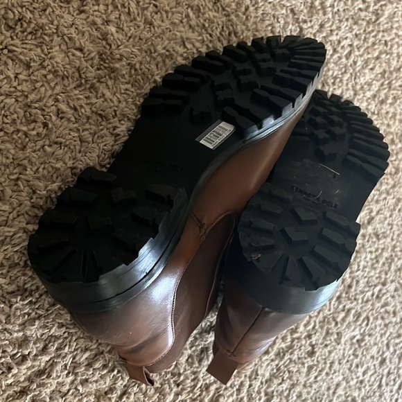 Super clean Kenneth Cole Chelsea boot - Picture 3 of 3